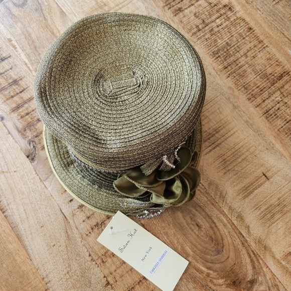 Swan Hat New York Metallic Gold Green hat - Picture 4 of 6